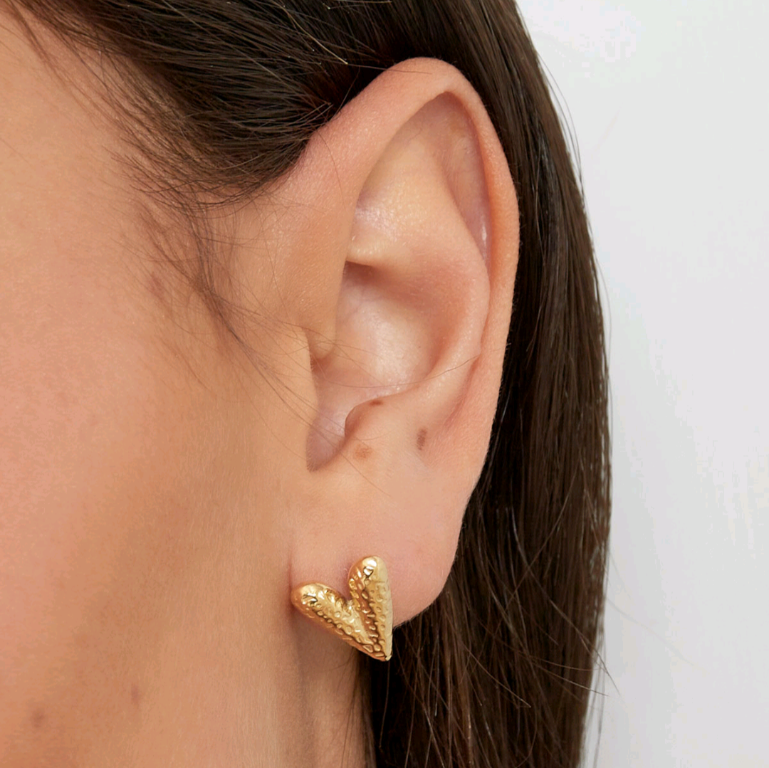 Hartjes oorstekers met structuur - goud