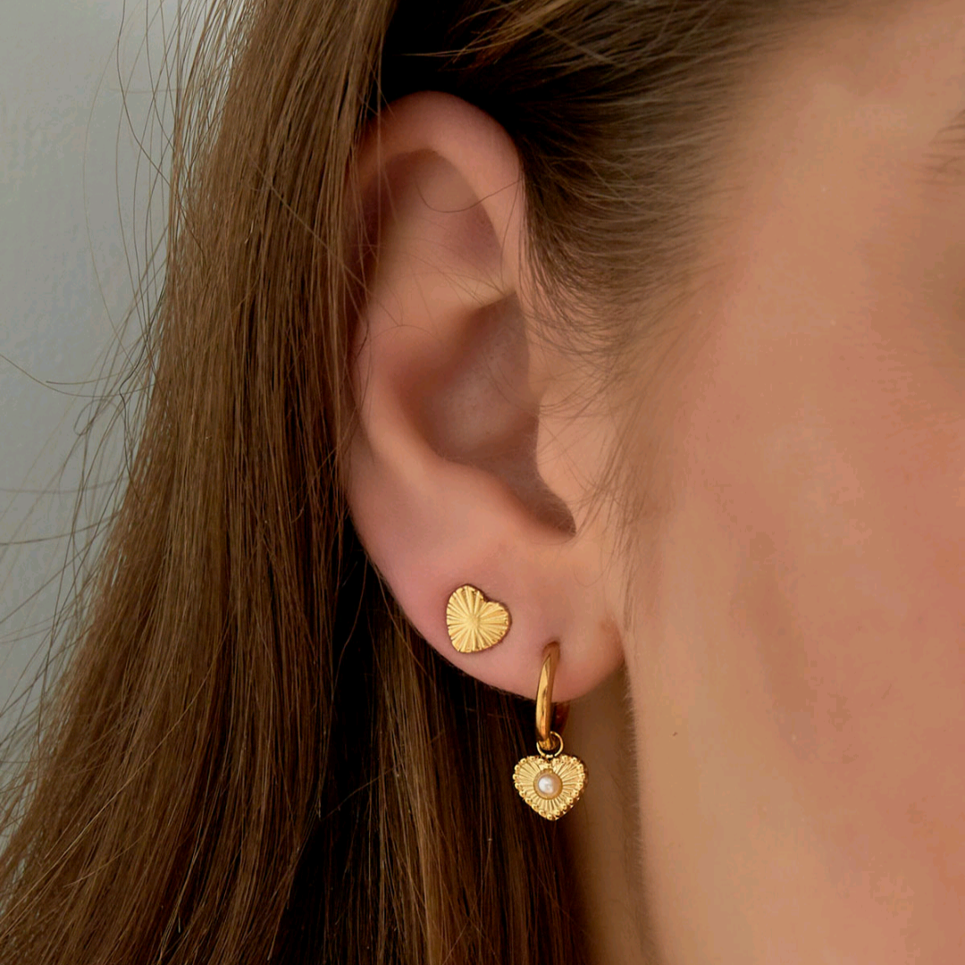 Hartjes vormige oorbellen met patroon - goud