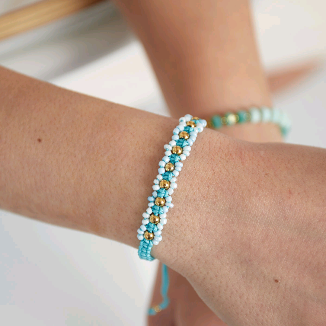 Gevlochten armband met bloemetjes - blauw