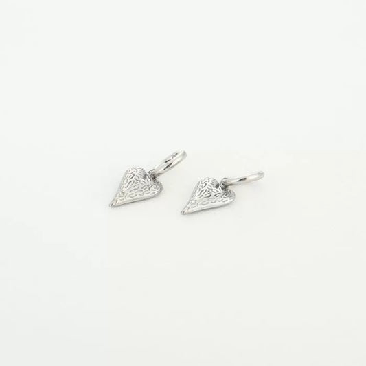 Hartjes oorbellen met print - zilver