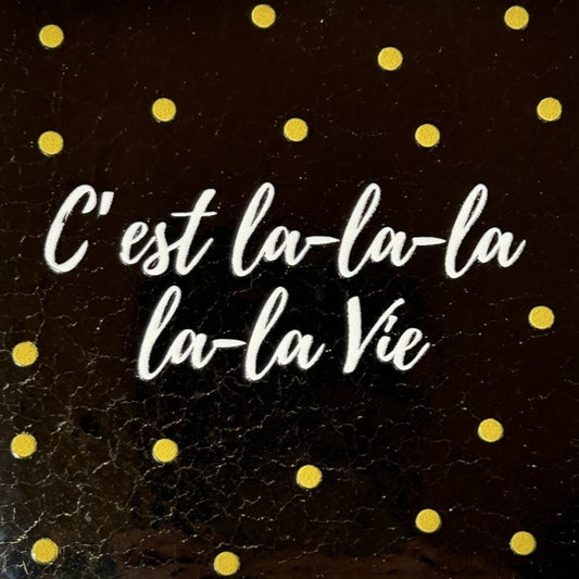 Quote tegeltje ' c'est la-la-la-la-la vie' (goud)
